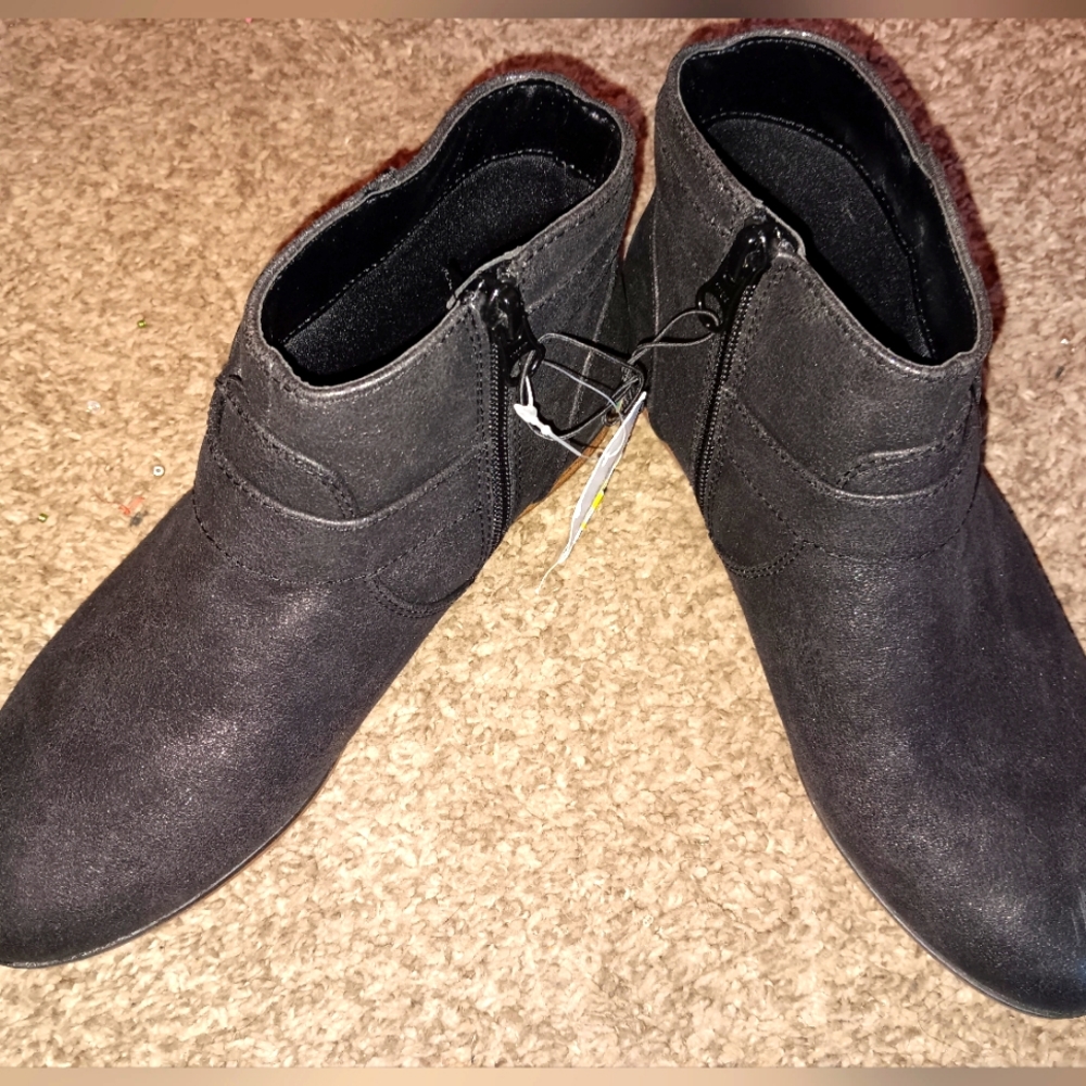 Boots by Kat and Jack size 5. Bnwt